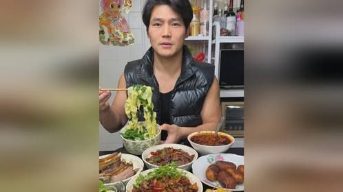 酸菜炒牛肉，炒野山菌，卤排骨，简单丰盛的一餐，开心