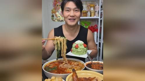 烤了只烤鸡，天冷了小酌一杯，想吃土豆粉，酸辣粉了，麻辣酸爽