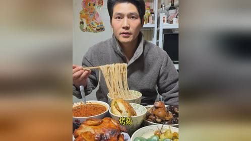 太开心了，今晚烤了烤鸡，烤鸡腿，汉堡，炖腊猪蹄，七彩小泡椒