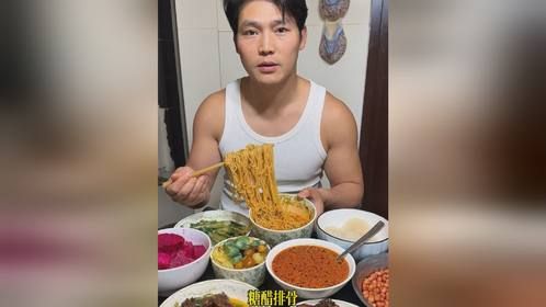 今天做了糖醋排骨，都喜欢吃，还有特色下饭菜，真香