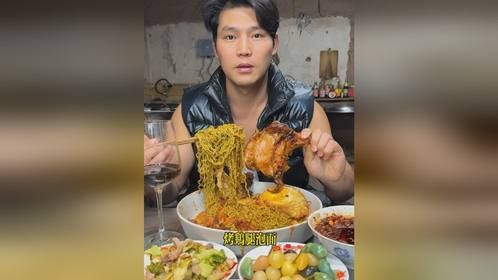 两只烤鸡腿和方便面搭配吃满足感太足了，开心呀