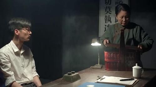 烈火永生：大娘来送饭，小伙以为是自己人，谁料一试探发现不对劲