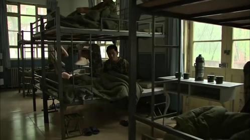 葵花怒放的声响：小伙将被子叠成了豆腐块，谁料是借用了工具