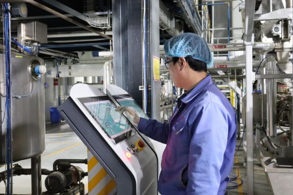 工人正在生产车间内操作设备。平度市委宣传部供图