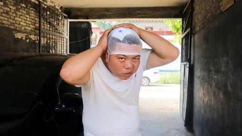 小虎整蛊小亮反被打，幸亏二虎及时喊小吉阻止，不然下场会更惨