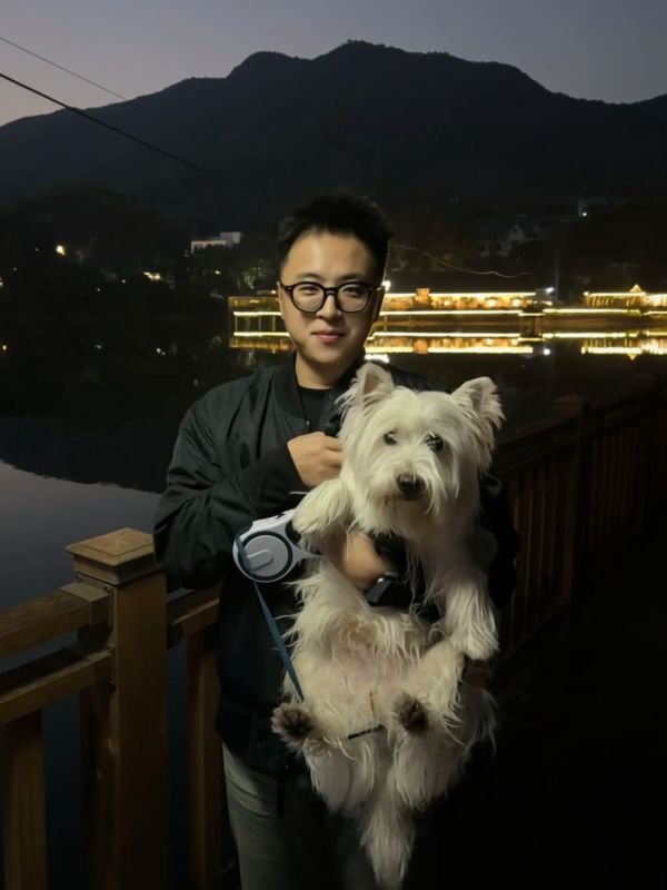 王鹏和宠物“樱桃” 图据受访者