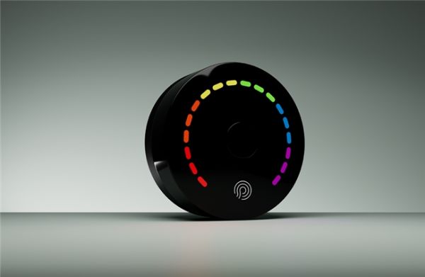 简单来说，Prysm iO就像一台浓缩于掌心的专业实验室检测设备，将过去仅能在专业场景中完成的营养指标评估，转化为普通消费者易懂、易用的日常操作。它的使用门槛极低，用户只需扫描手掌区域，约一分钟后，屏幕便会生成一份详细的“类胡萝卜素指数报告”。作为反映人体抗氧化能力的核心指标，类胡萝卜素的含量与生活习惯、饮食结构密切相关，在医学领域常被用于预判健康状态及慢病风险。此前，这类检测需要专业设备与复杂操作，而Prysm iO让这一过程变得如同测量心率般便捷。