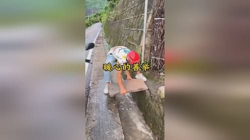 平凡中的暖心善举，愿好人一生平安！