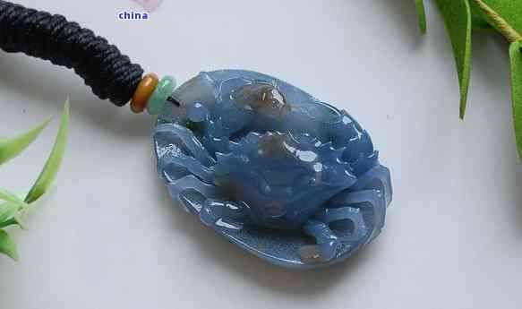 小猪玉吊坠，小巧可爱的猪形玉吊坠，展现你的时尚品味！