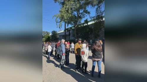 美国西海岸最大的#爬宠展 ，加州洛杉矶波莫纳排队入馆的人群。