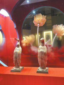 国家博物馆展出的彩绘生肖龙陶俑、蛇陶俑（右）。粟裕摄