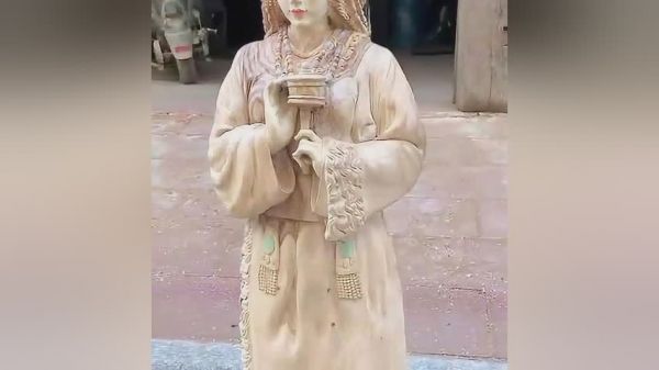 一位藏族妈妈在等待着他的孩儿早日回来