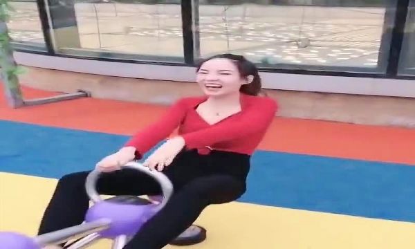 姐姐跟弟弟玩跷跷板，直接把弟弟翘起来，这得有多重？