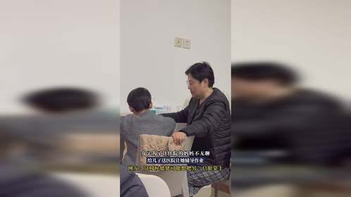 女子为了让住院的妈妈不无聊，给儿子送医院让她辅导作业