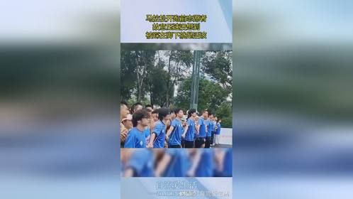 马拉松开跑前志愿者，故意压速没想到，被踩在脚下就是活该！