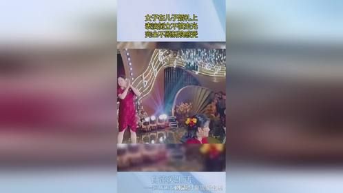 女子在儿子婚礼上，表演倒立不慎走光，完全不顾新娘感受！