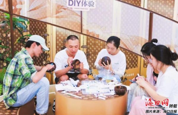 10月13日，一场非遗椰雕限时展览在龙湖海南海口天街亮相，市民游客在参与椰雕DIY互动体验。