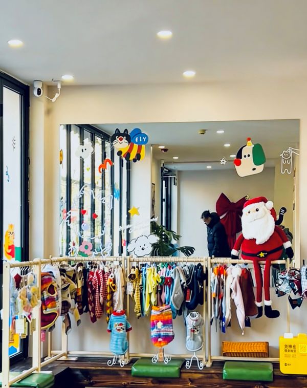 宠物咖啡店里,陈列着宠物衣物供顾客挑选。千龙网记者 徐锟 摄