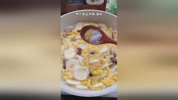 小炊美食加班回到家分钟就搞定的年糕汤