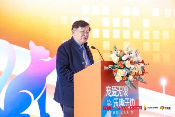 图说：国家兽药产业技术创新联盟理事长才学鹏