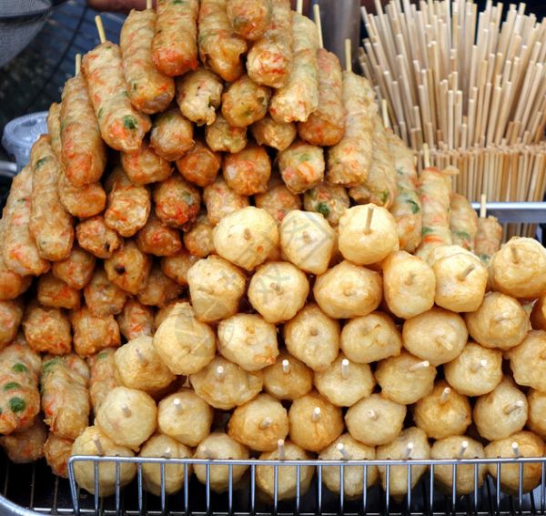 鱼球和鱼饲料高清图片