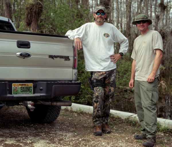 猎人们将车停在了Loop路上，这条长24英里的道路两旁全是蟒蛇捕猎区