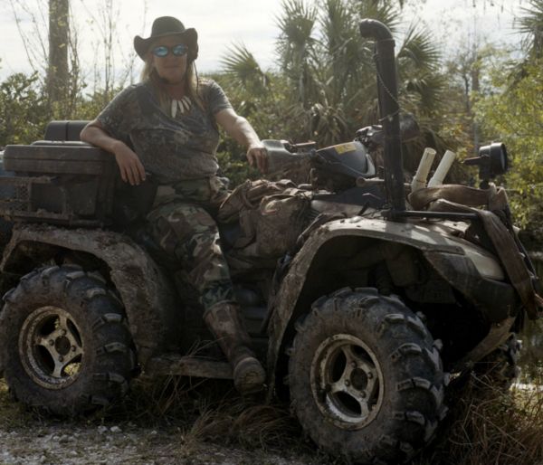 这名女士定制了一款全地形车（ATV）以便于在沼泽里行进