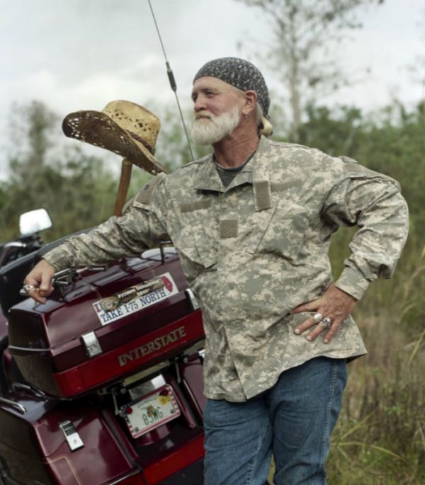 一名正在休息的猎手
