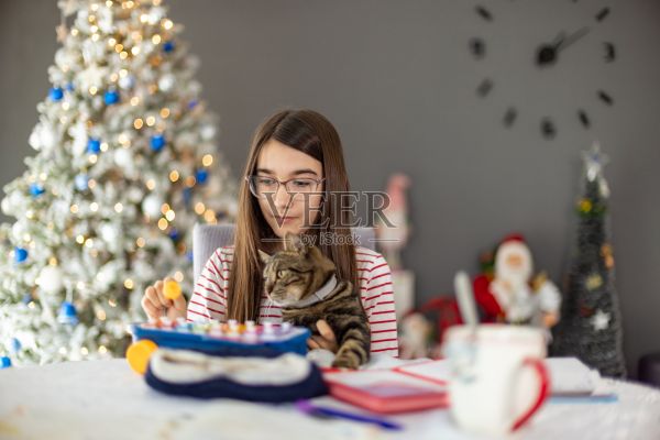 孩子与宠物猫一起玩乐器照片摄影图片