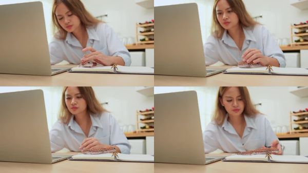 亚洲女性自由职业者在家中厨房与豹纹壁虎一起工作。迷人的女商人在家中与她的宠物蜥蜴度过闲暇时光。宠物友