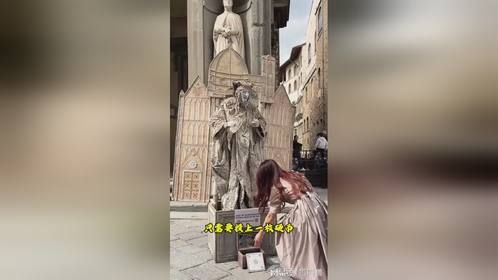 只需要一枚硬币，衣衫褴褛的雕塑就会动起来，并凝视你一分钟