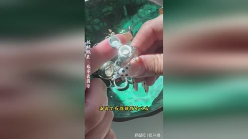 这是一款很特殊的戒指，打开后有一个隐藏空间，值得一看