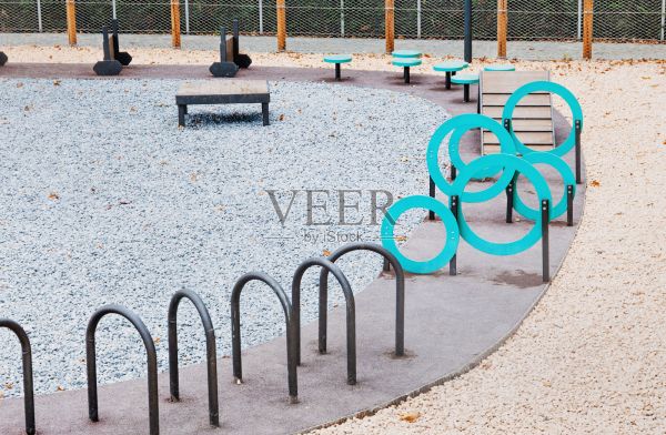 户外公园敏捷训练区，设有各种宠物运动和狗狗训练障碍物。照片摄影图片