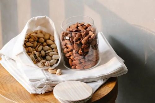 猫可以吃哪些坚果？核桃、杏仁还是开心果？