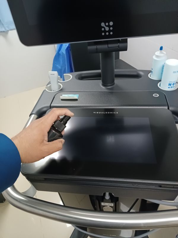 卓一医疗工程师进行芯片级维修作业