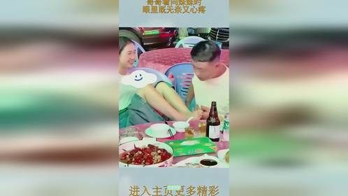 失去双臂的妹妹向哥哥撒娇，哥哥看向妹妹时，眼里既无奈又心疼