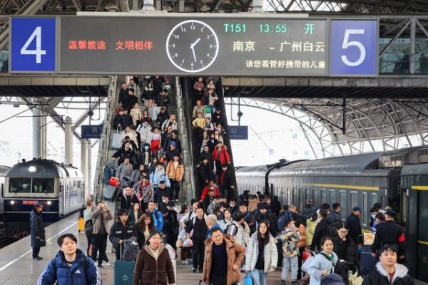 2月13日，旅客在南京火车站乘车出行。各地春运渐入高峰，人们准备回家过年。新华社发（苏阳摄）