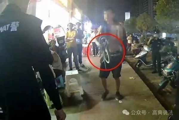 当街"遛蛇"吓坏众人，违法！