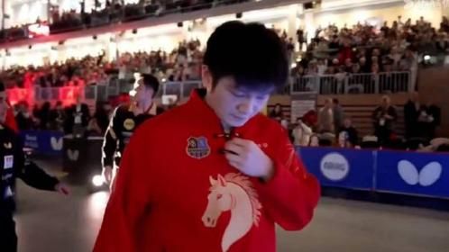 樊振东出战德甲，全队身穿红色唐装亮相，首盘3-1击败对手