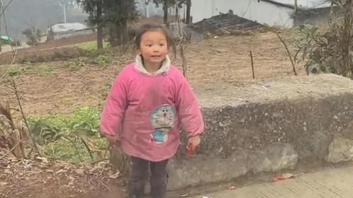 妈妈外出打工过年终于回家 ，4岁女儿坐路边眼巴巴等妈妈，眼神让人想哭