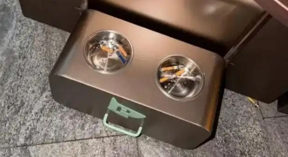 西安一商场被指宠物水碗成“烟灰缸”？回应：属大型商超不允许宠物入内，将了解情况