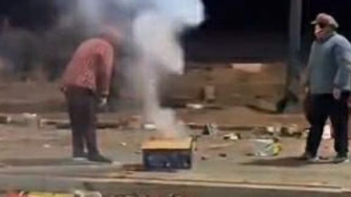 俩老人冲去抢燃放中的烟花纸箱，冒着火花猛冲，太拼太危险