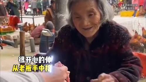 慈祥的奶奶买肉吃，没想到老板竟如此暖心！！！