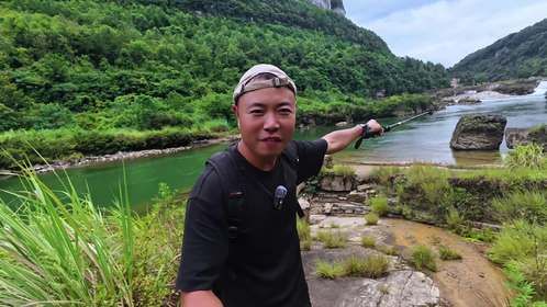 贵州深山荒村宛如桃源仙境，三水环抱一山依傍，荒废真是可惜了