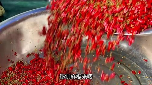 四川小伙卖椒麻鸡，2年溜达老母鸡先烧后卤，旺季日产10000只！