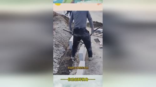 工地男子码放石砖，自制铁夹子！