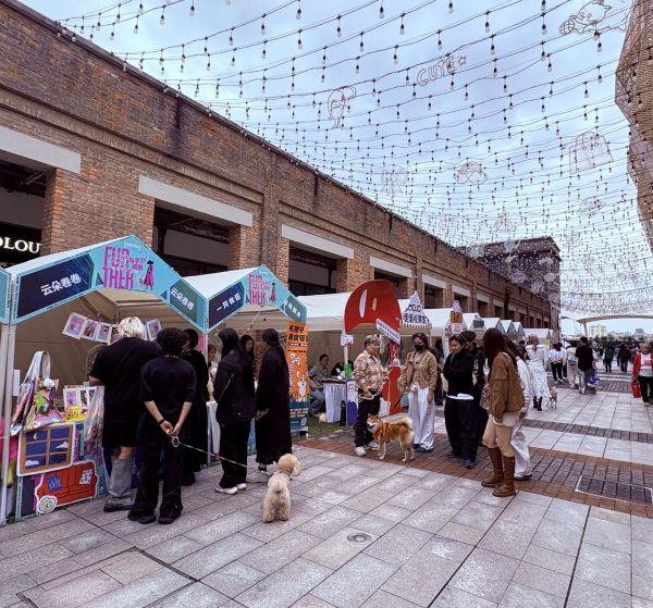图为2025上海宠物时装周上的宠物消费集市（记者 杨溢仁摄）