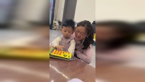 不知不觉小三宝也18个月了 两个人目前相处的很愉快 小辣妹也