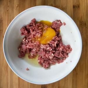 宠物食谱～猪瘦肉芹菜饺子的做法 步骤1