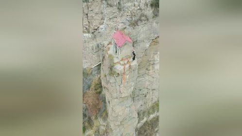 黄河悬崖的小屋前，一男子在此练剑，真是让人佩服啊！